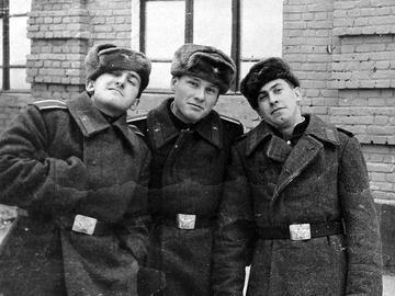На фото курсант Юрий Гребенюк в центре, выпуск 1964 года.