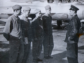 Экипаж к-на Коноплева Б.И., к-ты Капица В.И., будущий летчик-космонавт Левченко А.С.