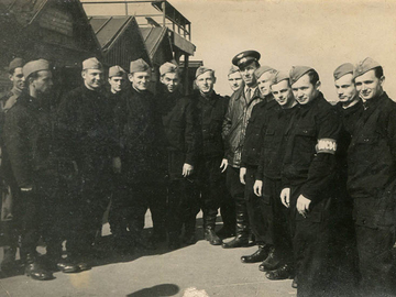 Выпускники 1964 г., на старте, в центре п/п-к Морочко В.М., слева пятый Корнуков.