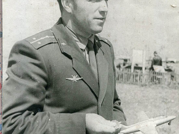 к-н Леонтьев П.А. с февраля 1960 года по май 1985 года – служил в  Черниговском ВВАУЛ – лётчик-инструктор, старший лётчик-инструктор, штурман-замести-
тель командира аэ. В 1967 году окончил ВЗО ЧВВАУЛ. Военный лётчик-инструктор первого класса.