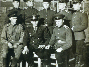 Сидит справа мл.с-т В.Хританьков.