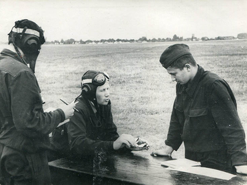 Разбор полета к-та Кизим Л.Д. проводит п-к Посташ Ю.А., Конотоп, 1961 г.