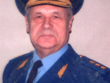 Сорока Михаил Владимирович – генерал-полковник в отставке, был зам. ГК ВВС, уволен в 2001 г.