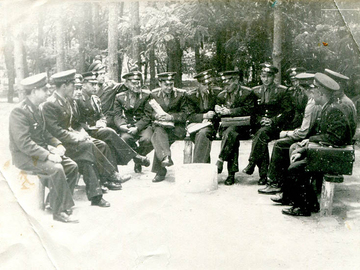 Певцы, в курилке после обеда перед полетами.
