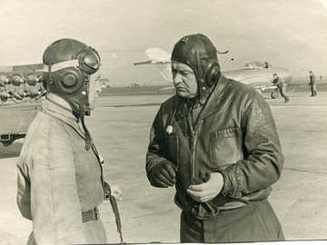 п/п-к Басенко Г.И. после полета беседует с к-том Панченко, 1957 год,  Панченко Вольф Дмитриевич –  капитан в отставке  с 1961 г., летал на Як-25, после увольнения летал в ГВФ на АН-2, г. Чернигов.