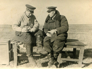 Добрянка 1957 год, инструктор к-н Островский М.Г., авиатехник Гулидов И.И.