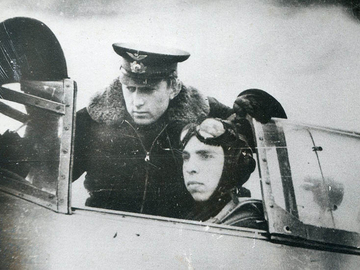 летчик-инструктор л-т Андреев В.М. с курсантом перед полетом, 1953 год.