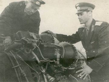 Техник звена ст.л-т Яргин В.С. осматривает двигатель самолета, 1954 г.