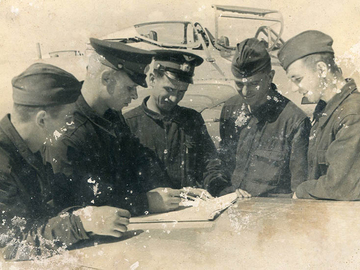 л-т Голышевский проводит подписку на газеты, 1958 г.
