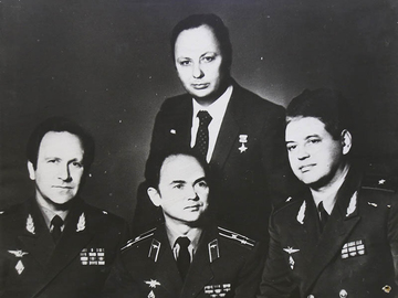 Встреча через 25 лет: генерал-майор В.Колчанов, полковник С.Грибанов, генерал-майор А.Роль, заслуженный летчик-испытатель, Герой Советского Союза В.Гордиенко. 1979 г.
