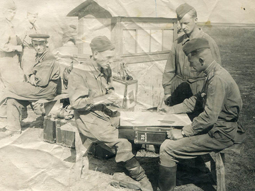 Выпуск боевого листка на старте (в квадрате) Лагутин Н.А., Волошин А.Г.