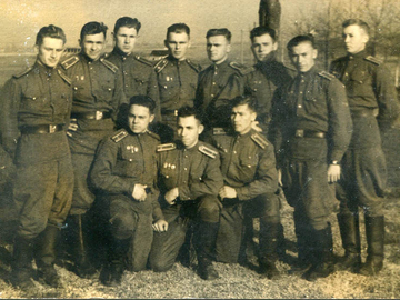 курсанты 2 звена 2 АЭ 701 полка Пуля В., Волошин А.Г., Мелешко Р.Д., Квасов А.С., Перекальский Н.Г., Симака, Маркин П.Н., Кралов В.М., присели Яковенко А.Н., Пращур М.И., Швайко Е.Ф.