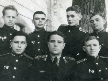 Летная группа старшего лейтенанта Бондаря. Курсанты: Костин А., Лохин П., Савченков А., Мартынов Ю., Логутин Н., Батов В., 1952 год.
