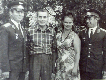 Андриян Николаев, справа Хританьков В.С.
